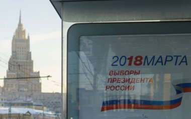 13 Şubat 2018 Moskova, Rusya. Moskova Bahçe ringde bir otobüs durağında Rusya Federasyonu Başkanı seçim hakkında bilgi ile bir poster.