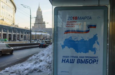 13 Şubat 2018 Moskova, Rusya. Moskova Bahçe ringde bir otobüs durağında Rusya Federasyonu Başkanı seçim hakkında bilgi ile bir poster.