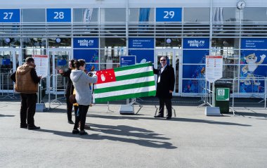 20 Şubat 2014. Rusya, Sochi. Bir grup insan tutmak Abhazya Cumhuriyeti Devlet bayrağı.