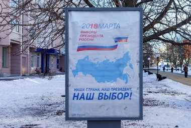 7 Şubat 2018. Orel, Rusya Federasyonu A poster Orel bir sokakta Rusya Federasyonu Başkanı seçim hakkında bilgi.