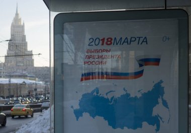 13 Şubat 2018 Moskova, Rusya. Moskova Bahçe ringde bir otobüs durağında Rusya Federasyonu Başkanı seçim hakkında bilgi ile bir poster.