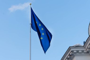 Avrupa Birliği mavi gökyüzüne karşı bayrak direği üzerinde resmi bayrağı.
