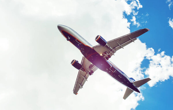 Самолет на фоне голубого неба и белых облаков
.