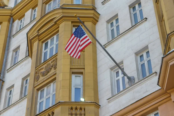 ABD Amerika Birleşik Devletleri, Moskova Büyükelçiliği binasında ulusal bayrak.