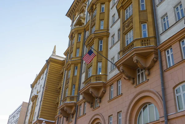 ABD Amerika Birleşik Devletleri, Moskova Büyükelçiliği binasında ulusal bayrak.