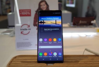 20 Mart 2018 Moskova, Rusya. Yeni bir akıllı telefon Samsung Galaxy Not 8 mağaza şirketten rüzgarlı.                                                               