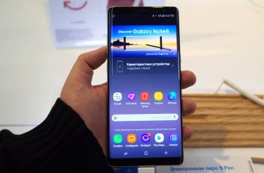 20 Mart 2018 Moskova, Rusya. Yeni bir akıllı telefon Samsung Galaxy Not 8 mağaza şirketten rüzgarlı.                                                               