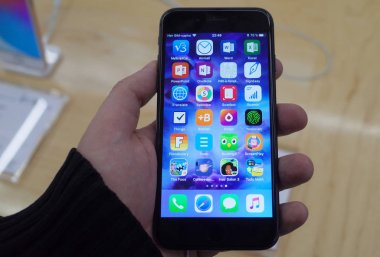 20 Mart 2018 Moskova, Rusya. Yeni bir akıllı telefon şirketi Apple iPhone 8 mağaza rüzgarlı.