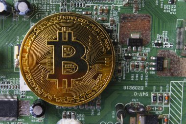 Bilgisayar devre kartı arka plan üzerinde altın Hatıra para Bitcoin.
