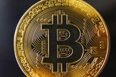 Siyah bir zemin üzerine altın Hatıra para Bitcoin.