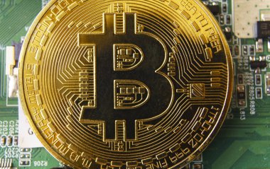 Bilgisayar devre kartı arka plan üzerinde altın Hatıra para Bitcoin.