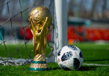 9 Nisan 2018 Dünya Kupası ve FIFA Dünya Kupası 2018 Adidas Telstar 18 resmi top yeşil çim futbol sahası, Moskova, Rusya Trophy. 