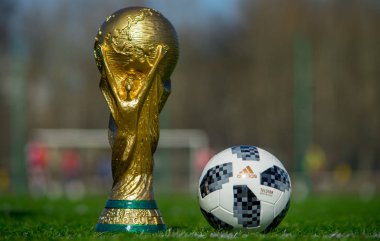 9 Nisan 2018 Dünya Kupası ve FIFA Dünya Kupası 2018 Adidas Telstar 18 resmi top yeşil çim futbol sahası, Moskova, Rusya Trophy. 
