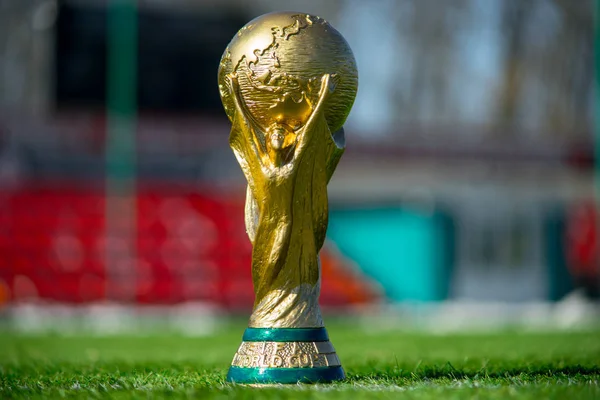 Április 2018 Ban Moszkvában Trófea Fifa World Cup Zöld Focipálya — Stock Fotó