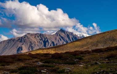 Dağ manzarası. Altay Cumhuriyeti dağ zirveleri.