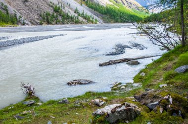 Dağ manzarası. Altay Cumhuriyeti'Maash ölü dağ gölü.