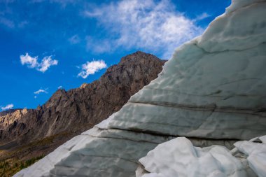 Dağ manzarası. Altay Cumhuriyeti dağ zirveleri.