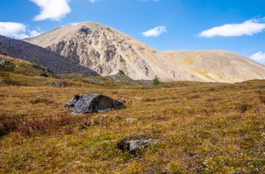 Dağ manzarası. Altay Cumhuriyeti dağ zirveleri.