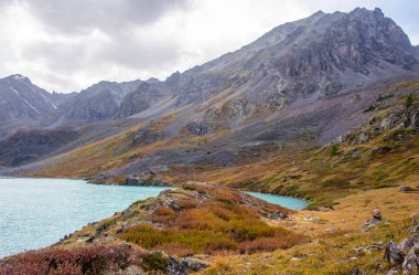 Dağ manzarası. Dağ gölü, Karakabag Altay Cumhuriyeti.