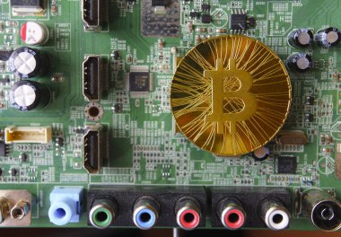 Bilgisayar devre kartı arka plan üzerinde altın Hatıra para Bitcoin.