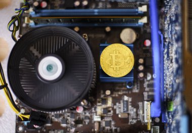 Bilgisayar devre kartı arka plan üzerinde altın Hatıra para Bitcoin.
