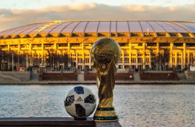 13 Nisan 2018 Dünya Kupası ve FIFA Dünya Kupası 2018 Adidas Telstar 18 resmi top Moskova'da Lujniki Stadyumu zemin karşı Moskova, Rusya Trophy.