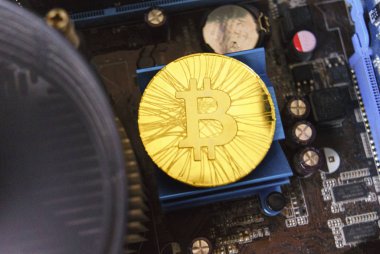 Bilgisayar devre kartı arka plan üzerinde altın Hatıra para Bitcoin.