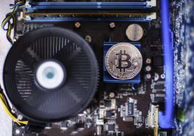 Gümüş Hediyelik eşya sikke Bitcoin bilgisayar devre kartı arka plan üzerinde.