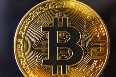 Siyah bir zemin üzerine altın Hatıra para Bitcoin.