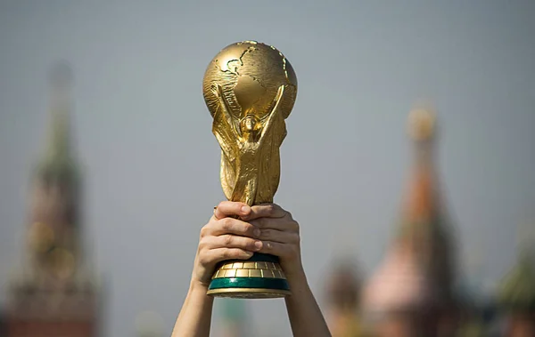 Abril 2018 Moscú Hombre Tiene Trofeo Copa Mundial Fifa — Foto de Stock