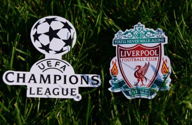 6 Eylül 2019 İstanbul, Türkiye. Futbol sahasının yeşil çimlerinde Şampiyonlar Ligi logosunun yanındaki İngiliz futbol kulübü Liverpool 'un amblemi..