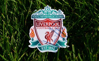 6 Eylül 2019 İstanbul, Türkiye. İngiliz futbol kulübü Liverpool 'un amblemi futbol sahasının yeşil çimlerinde..