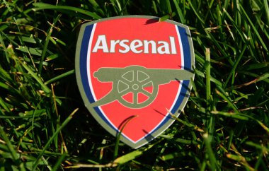 6 Eylül 2019 İstanbul, Türkiye. İngiliz futbol kulübü Arsenal London 'un amblemi futbol sahasının yeşil çimlerinde..