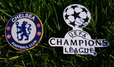 6 Eylül 2019 İstanbul, Türkiye. İngiliz futbol kulübü Chelsea London 'un amblemi, futbol sahasının yeşil çimlerinde Şampiyonlar Ligi logosunun yanında..