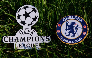 6 Eylül 2019 İstanbul, Türkiye. İngiliz futbol kulübü Chelsea London 'un amblemi, futbol sahasının yeşil çimlerinde Şampiyonlar Ligi logosunun yanında..