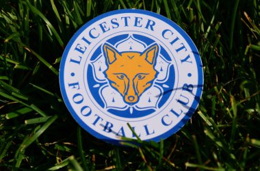 6 Eylül 2019 İstanbul, Türkiye. İngiliz futbol kulübü Leicester City 'nin futbol sahasının yeşil çimlerinin üzerindeki amblemi..