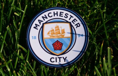 6 Eylül 2019 İstanbul, Türkiye. İngiliz futbol kulübü Manchester City 'nin futbol sahasının yeşil çimlerinin üzerindeki amblemi..