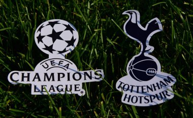 6 Eylül 2019 İstanbul, Türkiye. İngiliz futbol kulübü Tottenham Hotspur 'un amblemi. Futbol sahasının yeşil çimlerinde Şampiyonlar Ligi logosunun yanında..