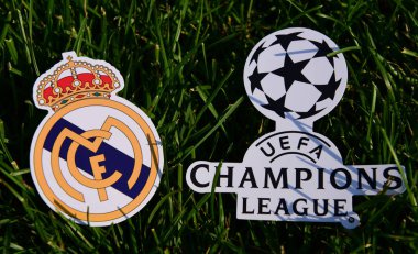 6 Eylül 2019 İstanbul, Türkiye. İspanyol futbol kulübü Real Madrid 'in amblemi, futbol sahasının yeşil çimlerinde Şampiyonlar Ligi logosunun yanında..