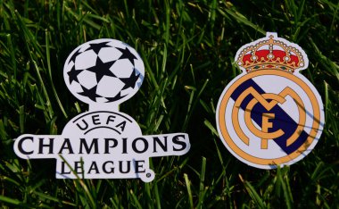 6 Eylül 2019 İstanbul, Türkiye. İspanyol futbol kulübü Real Madrid 'in amblemi, futbol sahasının yeşil çimlerinde Şampiyonlar Ligi logosunun yanında..