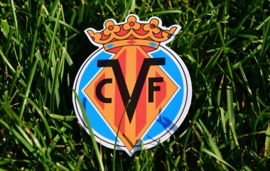 6 Eylül 2019 İstanbul, Türkiye. İspanyol futbol kulübü Villarreal 'in amblemi futbol sahasının yeşil çimlerinde..