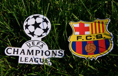 6 Eylül 2019 İstanbul, Türkiye. İspanyol futbol kulübü Barcelona 'nın amblemi, futbol sahasının yeşil çimlerinde Şampiyonlar Ligi logosunun yanında..