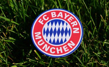 6 Eylül 2019 İstanbul, Türkiye. Alman futbol kulübü Bayern Münih 'in yeşil çimlerin üzerindeki amblemi..