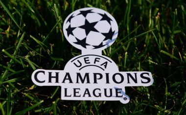 6 Eylül 2019 İstanbul, Türkiye. Futbol sahasının yeşil çimlerinde Şampiyonlar Ligi logosu..