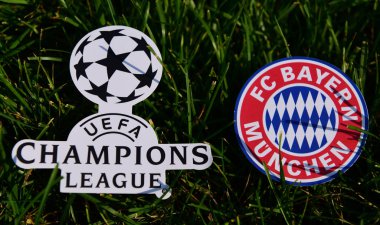 6 Eylül 2019 İstanbul, Türkiye. Alman futbol kulübü Bayern Münih 'in amblemi, futbol sahasının yeşil çimlerinde Şampiyonlar Ligi logosunun yanında..