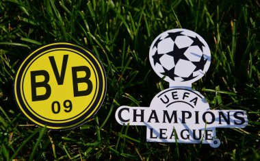 6 Eylül 2019 İstanbul, Türkiye. Alman futbol kulübü Borussia Dortmund 'un amblemi, futbol sahasının yeşil çimlerinde Şampiyonlar Ligi logosunun yanında..
