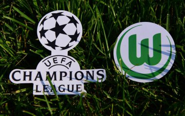 6 Eylül 2019 İstanbul, Türkiye. Alman futbol kulübü Vfl Wolfsburg 'un amblemi. Futbol sahasının yeşil çimlerinde Şampiyonlar Ligi logosunun yanında..