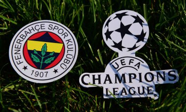 6 Eylül 2019 İstanbul, Türkiye. Türk futbol kulübü Fenerbahçe 'nin amblemi, futbol sahasının yeşil çimlerinde Şampiyonlar Ligi logosunun yanındaki İstanbul..