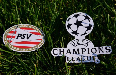 6 Eylül 2019 İstanbul, Türkiye. Hollanda futbol kulübü Psv Eindhoven 'ın amblemi, futbol sahasının yeşil çimlerinde Şampiyonlar Ligi logosunun yanında..