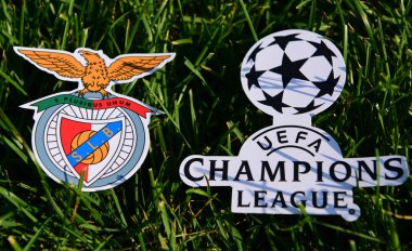 6 Eylül 2019 İstanbul, Türkiye. Portekiz futbol kulübü Benfica Lisbon 'un amblemi. Futbol sahasının yeşil çimlerinde Şampiyonlar Ligi logosunun yanında..